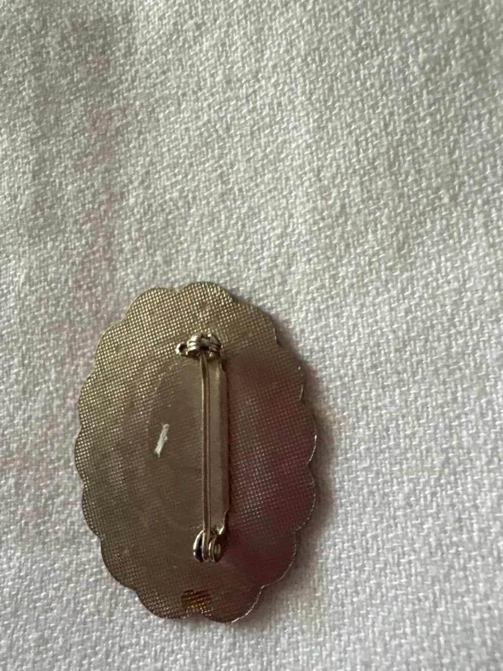 Vintage 80's Gold-Tone Scalloped Oval Brooch With Black Center Stone